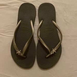 Gray Havaianas slim flip flops with starfish jewel.